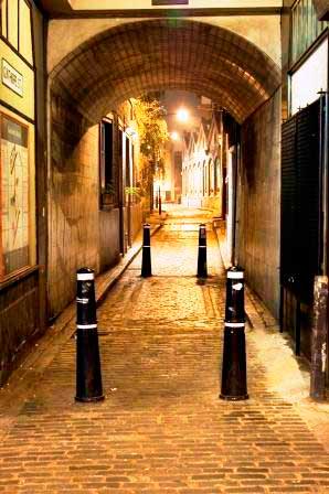 The arch leading to Gunthorpe Street through which our Jack the Ripper guided tour passes.
