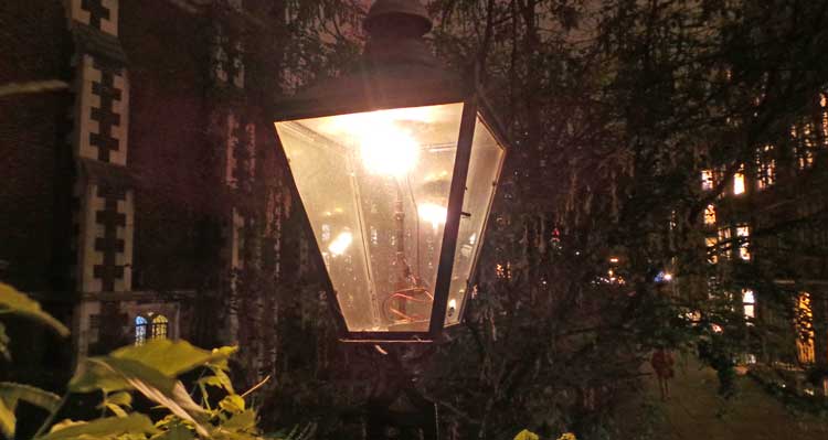 A gaslight in the Temple by night